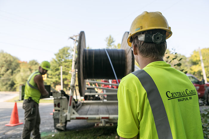 central cable worker unrolling cable